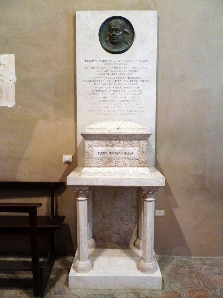 Grab von Pietro Perugino in der Kirche der Verkündigung in Fontignano, mit einer Gedenkinschrift und einem Reliefporträt.