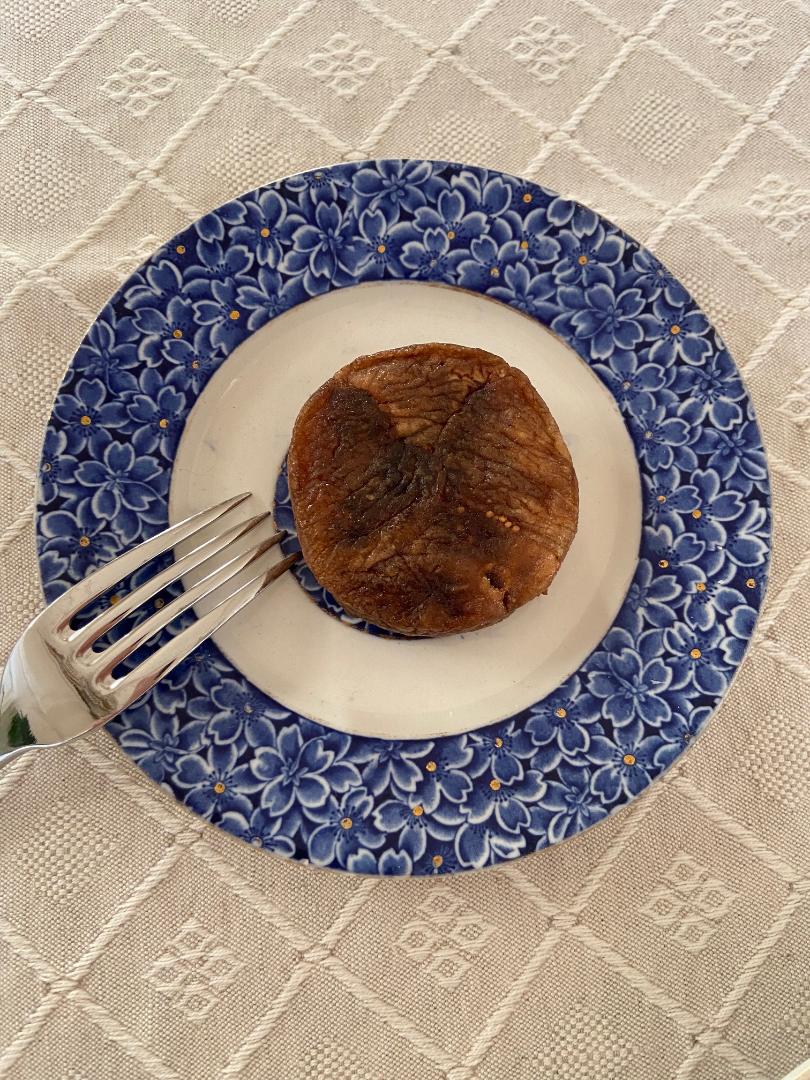 A Fico Girotti placed on a blue-decorated ceramic plate, with a fork beside it.