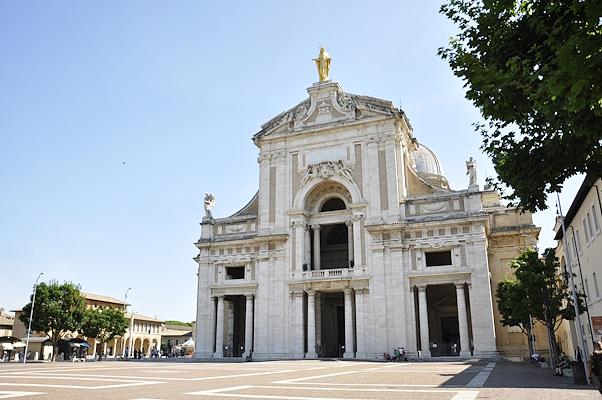 Fassade der Basilika Santa Maria degli Angeli in Assisi, mit der goldenen Madonnenstatue an der Spitze