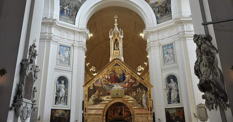 Innenraum der Basilika Santa Maria degli Angeli mit der Porziuncola, einer kleinen, mit Fresken bemalten Kirche, im Zentrum des Sakralbaus