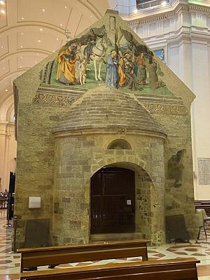 Blick auf die Rückseite der Porziuncola, einer kleinen Freskenkirche, im Inneren der Basilika Santa Maria degli Angeli