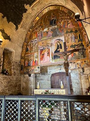 Blick in das Innere der Porziuncola, mit Balustrade, die den Altar und den reich mit Fresken bemalten hinteren Teil trennt