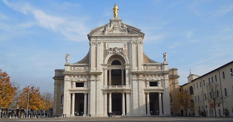 Fassade der Basilika Santa Maria degli Angeli, mit der goldenen Statue der Madonna an der Spitze.