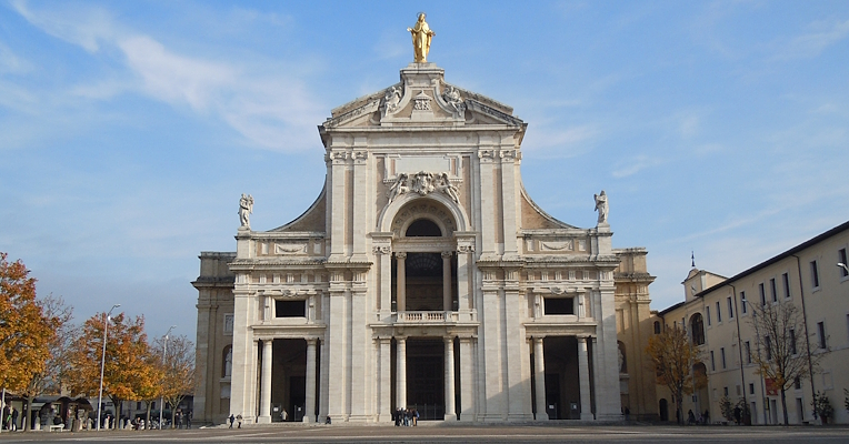 Facciata della Basilica di Santa Maria degli Angeli ad Assisi, con la statua dorata della Madonna sulla sommità.