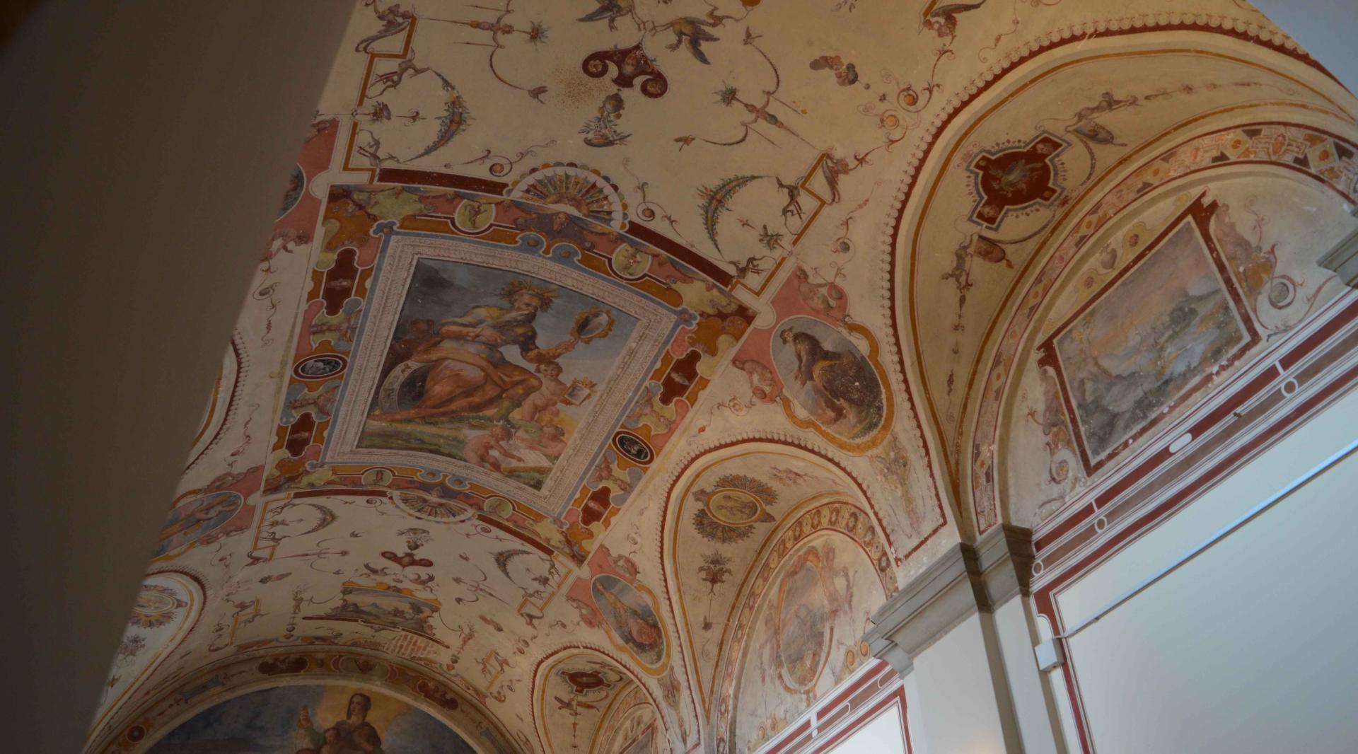 Frescoes that adorn the ceilings of the palace’s rooms, with intricate details that tell stories and artistic scenes, typical of the decorative style of the period.