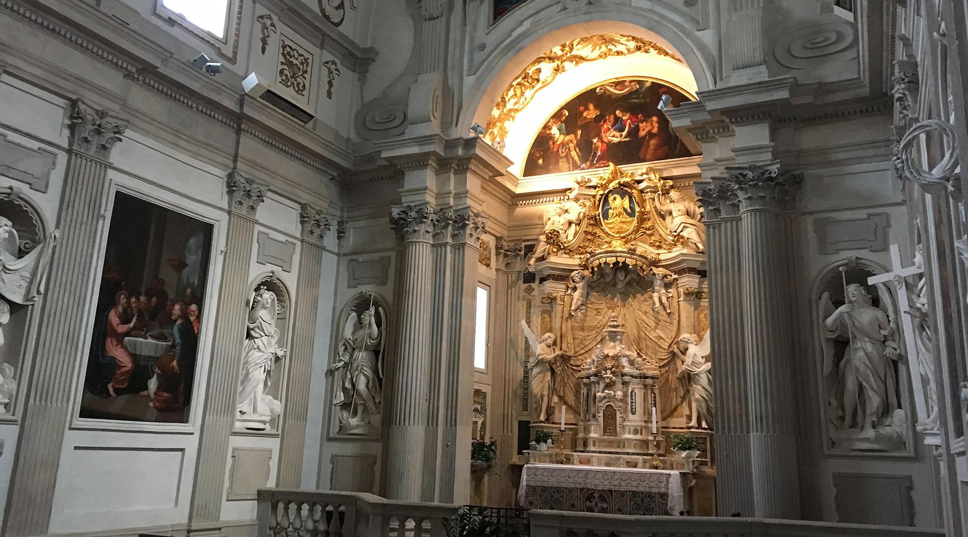 Barockkapelle in der Kathedrale von Spoleto mit verziertem Altar, Skulpturen, Säulen, Gemälden und einem beleuchteten Fresko oben.