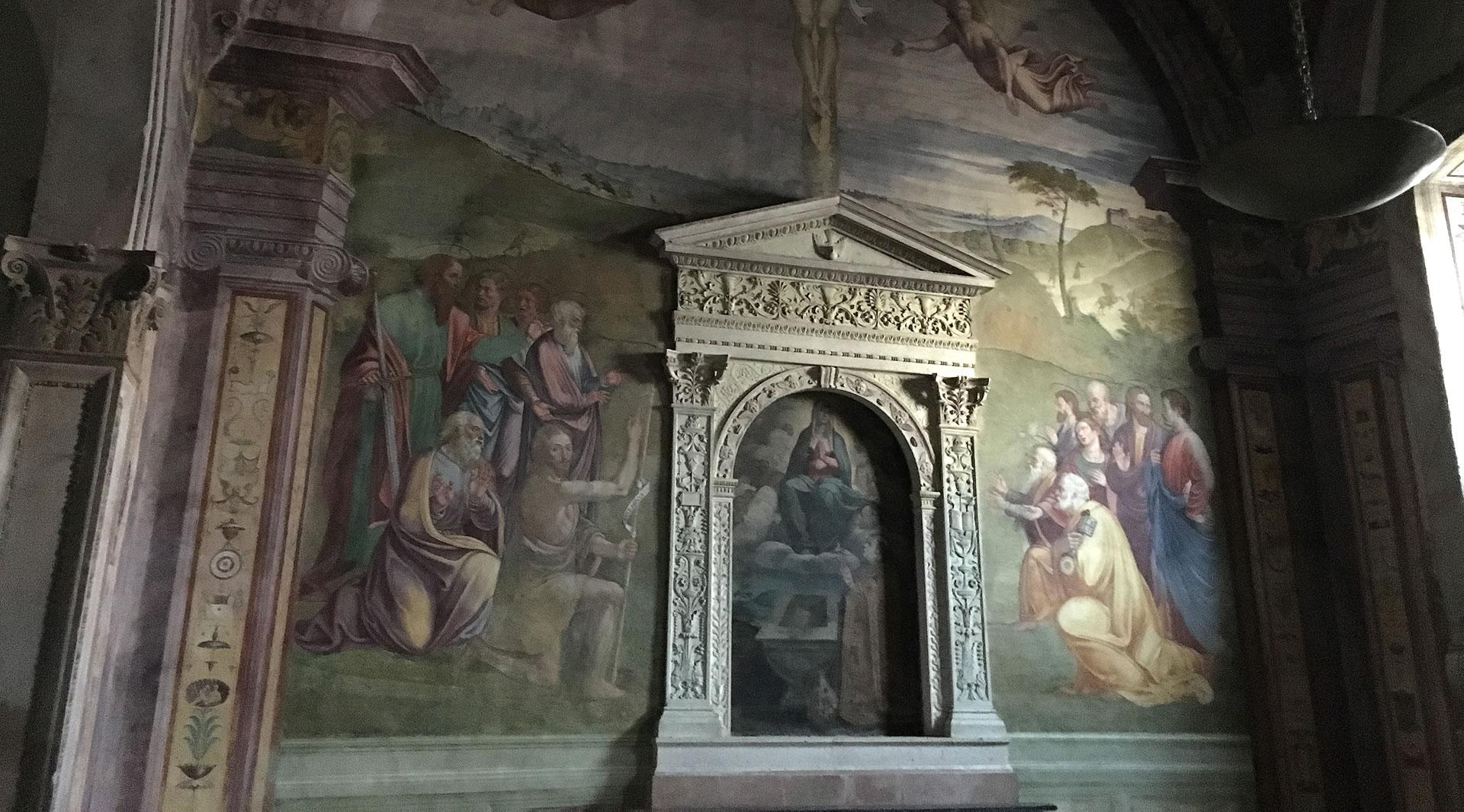 Freskenkapelle in der Kathedrale von Spoleto mit biblischen Szenen, Renaissance-Dekorationen und einem geschnitzten Marmor-Tabernakel.