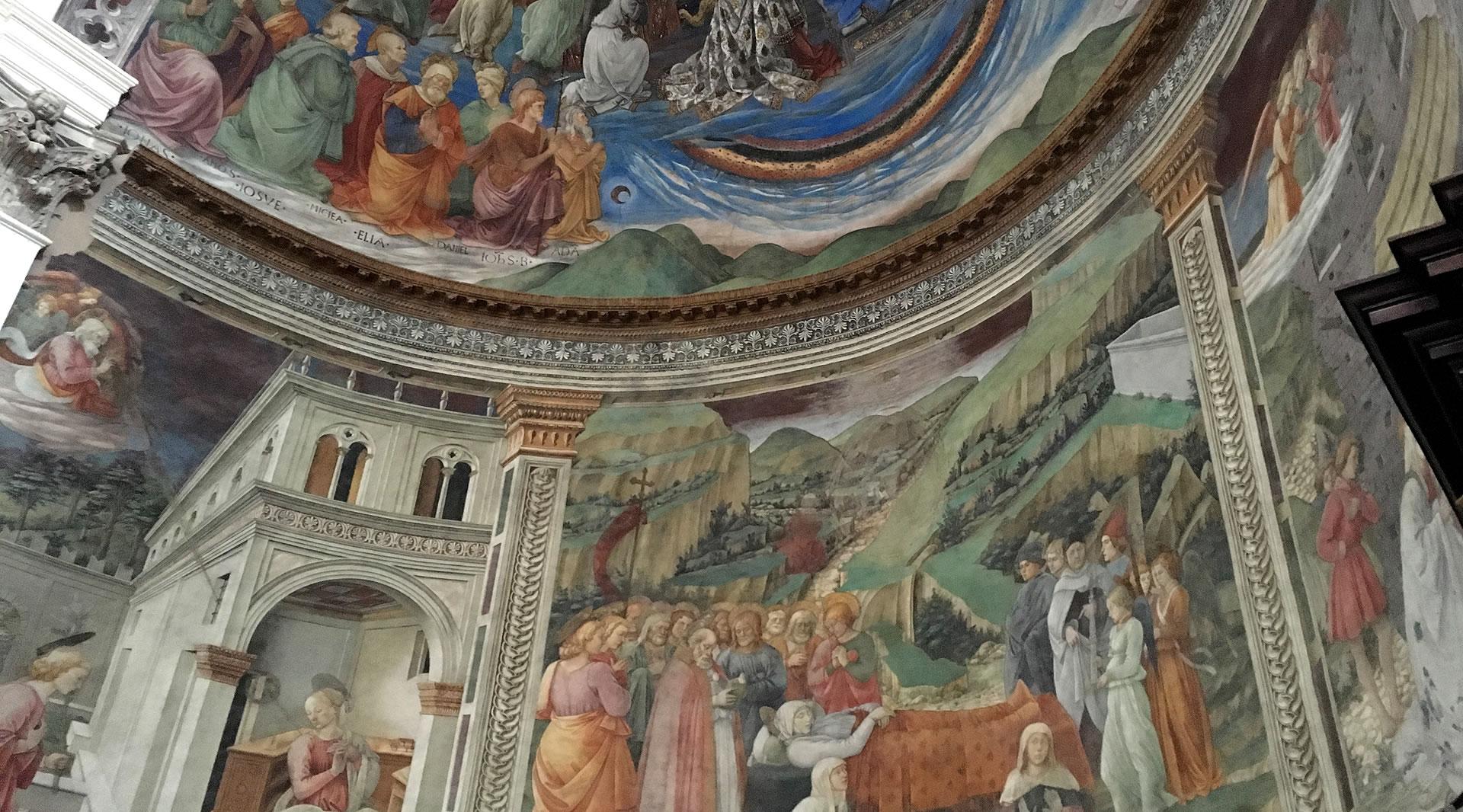 Renaissance-Fresken in der Apsis der Kathedrale von Spoleto mit detaillierten biblischen Szenen, gemalten Architekturen und Hügellandschaften.