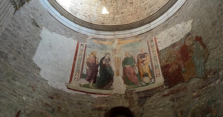 Fresken mit heiligen Figuren am Fuß des Kreuzes an der halbkreisförmigen Wand der Apsis der Basilika San Salvatore.