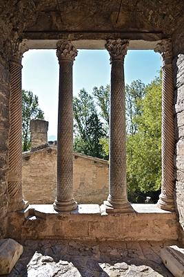 Vista dall’interno del pronao del Tempietto del Clitunno, con le quattro colonne frontali