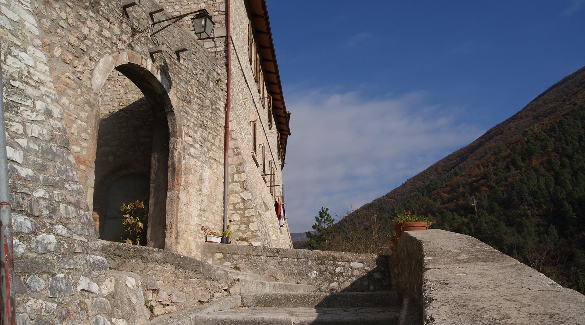 Western access gate to the historic centre of Castel San Felice, which follows the urban layout of the fortified castle, with the road descending towards the abbey of Saints Felice and Mauro below
