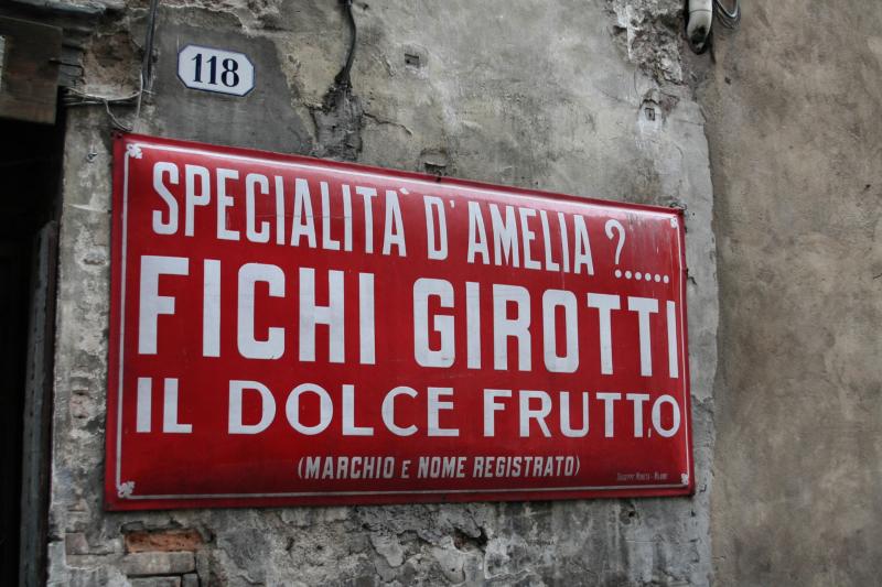 Enseigne rouge historique des Fichi Girotti à Amelia.