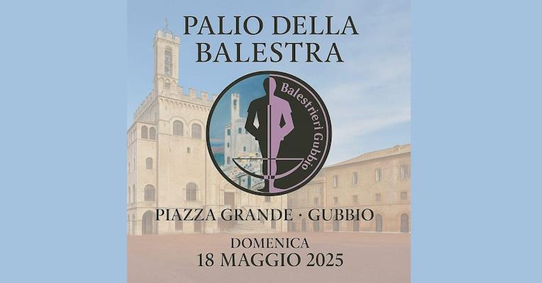 Fahnenschwinger in mittelalterlichen Kostümen treten auf einem Platz vor Publikum und historischem Steingebäude auf.