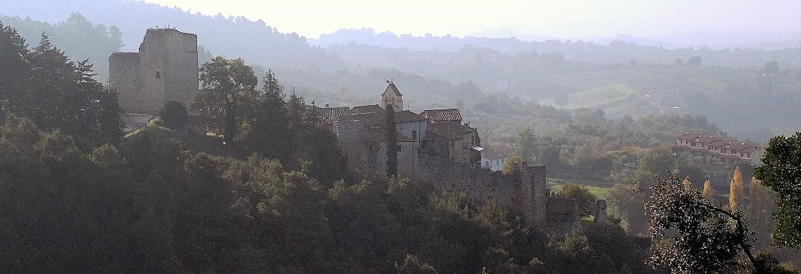 Poggio di Otricoli, ancien village fortifié, se dresse parmi les bois ombriens et les collines enveloppées de brume.