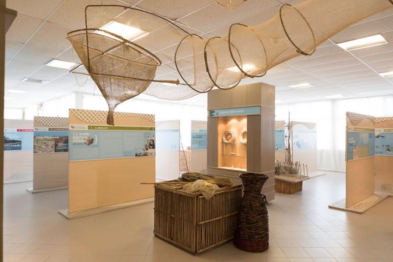 Ausstellung im Fischereimuseum des Trasimenischen Sees mit traditionellen Geräten, Netzen und Informationstafeln.