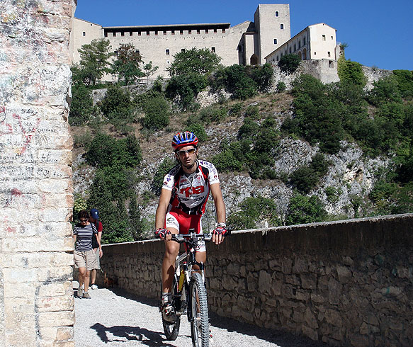 Die Stadt der 2 Welten und der heilige Wald von Monteluco