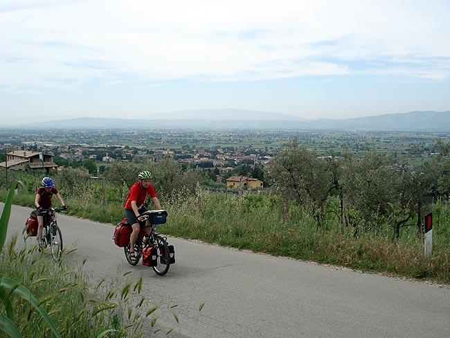 De Spello à Assise sur la route des oliviers.