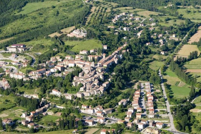 Titolo: Pietralunga, an ancient village overlooking the Carpinella Valley