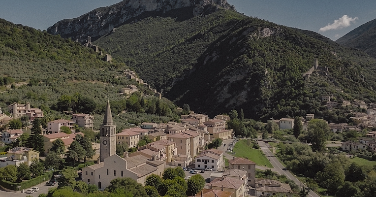 The village of Ferentillo with a panoramic view of the strongholds of Precetto and Matterella.