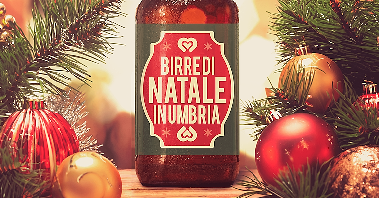 Eine Bierflasche mit einem Weihnachtsetikett