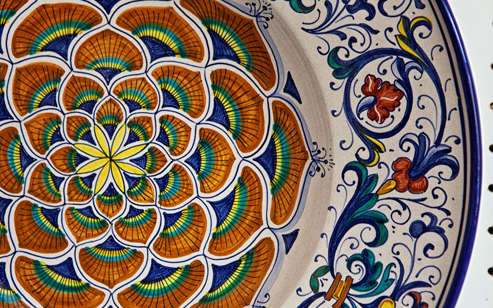 Detail einer Deruta-Keramik mit einem typischen Blumendekor.