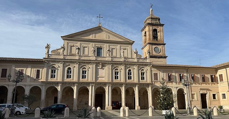 Frontansicht der Kathedrale Santa Maria Assunta in Terni, mit Säulengang, Bischofsstatuen auf der oberen Balustrade und dem Glockenturm auf der rechten Seite, mit dem Platz vor der Kathedrale