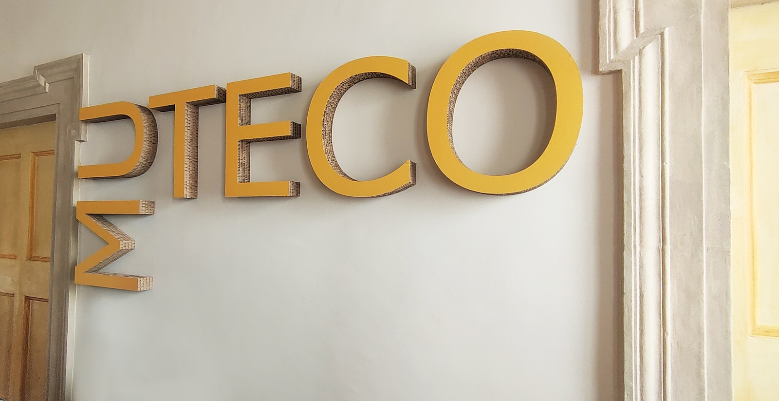“Muteco” sign in yellow cardboard at the entrance to the Spoleto Textile and Costume Museum