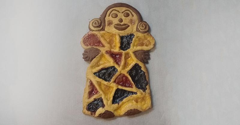 Tarte bicolore en forme de silhouette féminine, décorée avec des confitures colorées et des détails façonnés à la main.