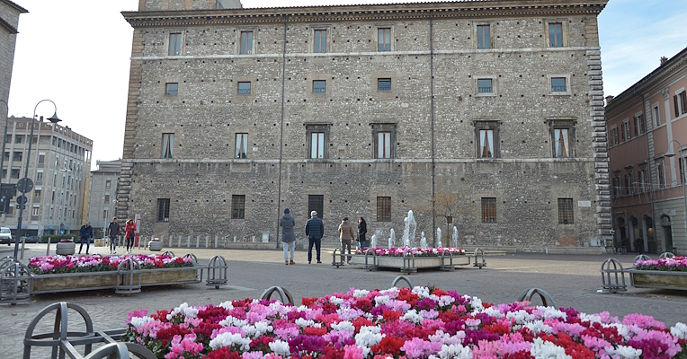 Piazza della Repubblica in Terni, mit Beeten von rosa, roten und weißen Alpenveilchen, mit Blick auf den Palazzo Spada
