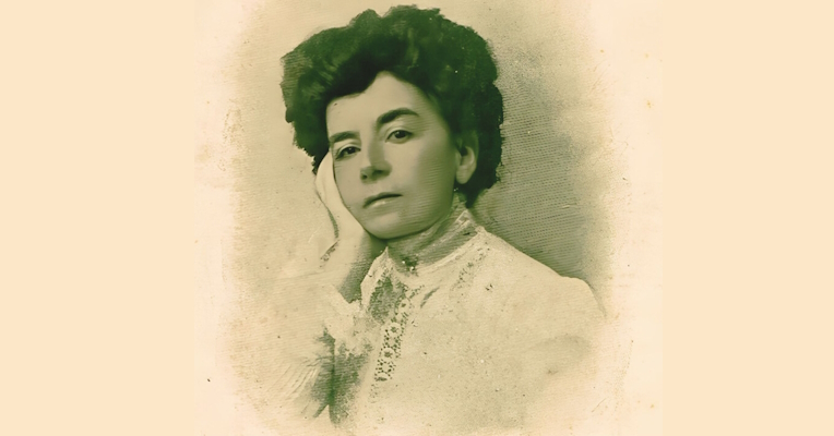 Picture of poetess Vittoria Aganoor Pompilj, with a serious gaze and one hand resting against her head