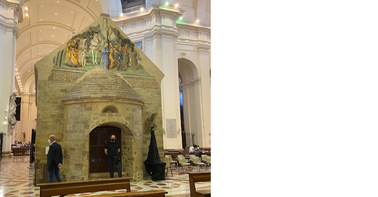 La Porziuncola ad Assisi, piccola cappella in pietra con affresco colorato, all'interno della Basilica di Santa Maria degli Angeli.