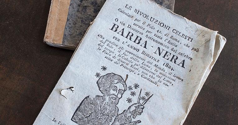 Almanache ein Büchlein mit der Aufschrift „Barba-Nera“, das erste mit dem Bild von Barbanera, während das hintere aus dem Jahr 1871 stammt