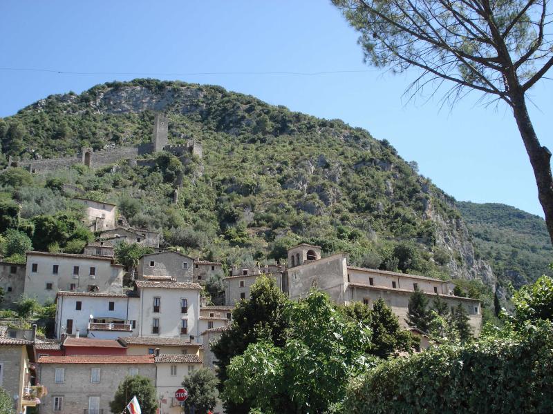 Le village de Ferentillo au pied de la montagne, avec ses maisons en pierre et les ruines du château dominant la vallée.
