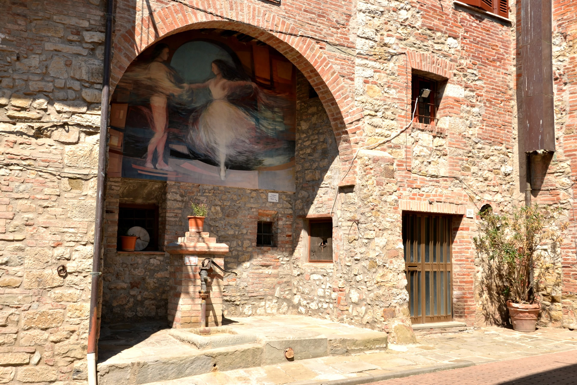 Mugnano, die Stadt der „bemalten Mauern"