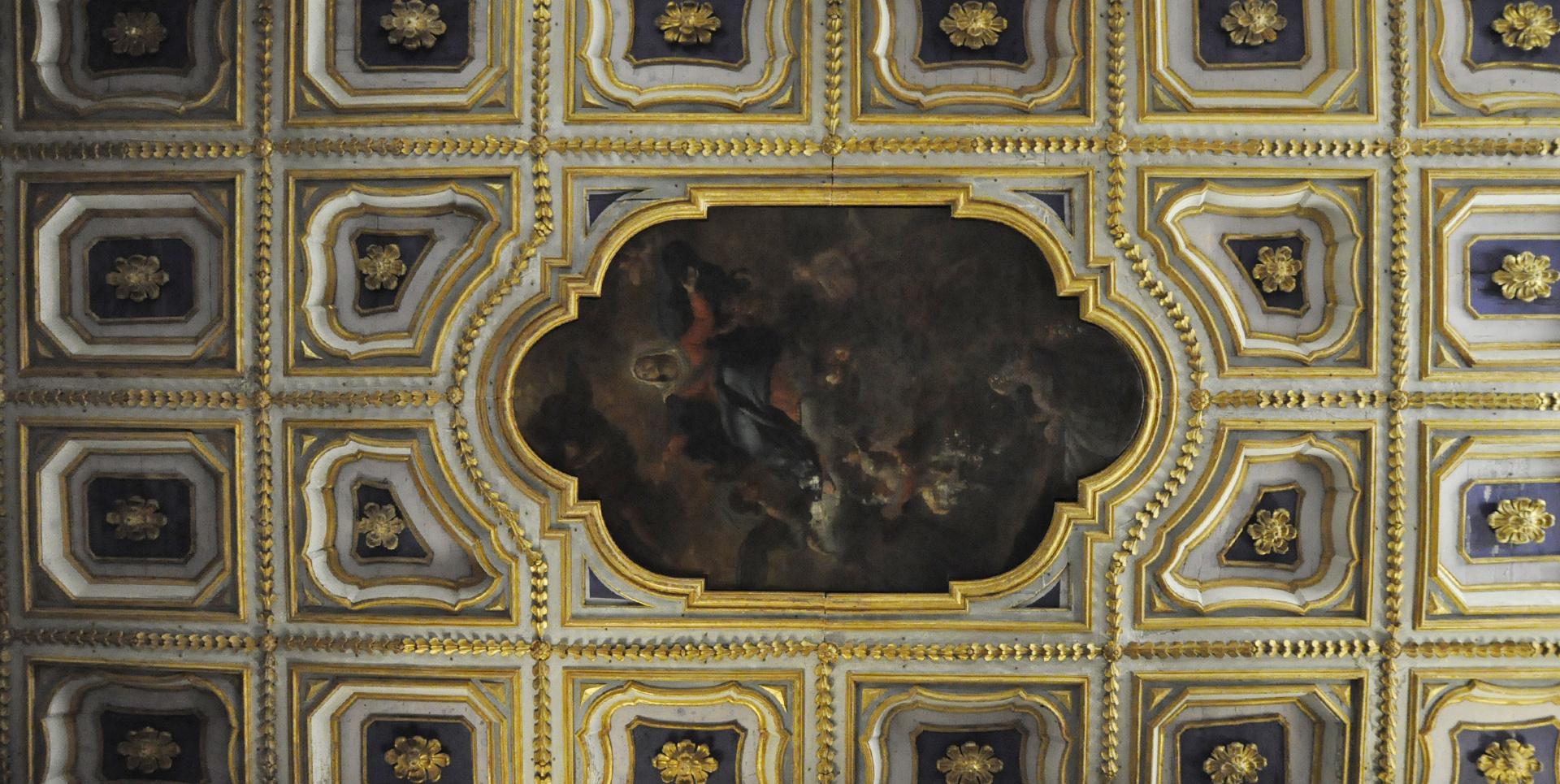 Particolare del soffitto a cassettoni dorati con affresco centrale della Collegiata di Santa Maria Assunta e San Gregorio.
