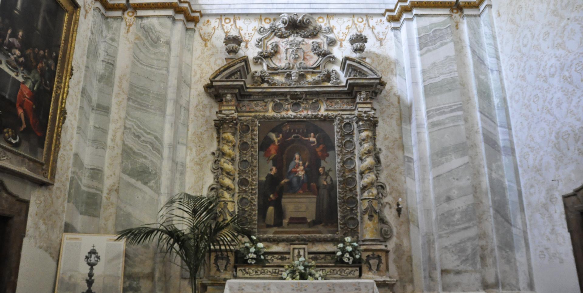 Altare laterale decorato con colonne tortili e pala raffigurante la Madonna nella Collegiata di Montone.