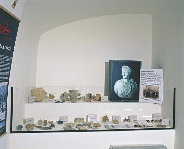 Vetrina espositiva con reperti archeologici e pannelli informativi all’interno dell’Antiquarium Comunale di Otricoli.