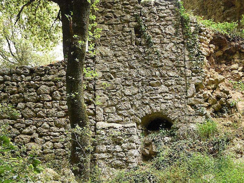 Steinruinen des alten franziskanischen Klosters im Wald nahe dem Speco von Collicello