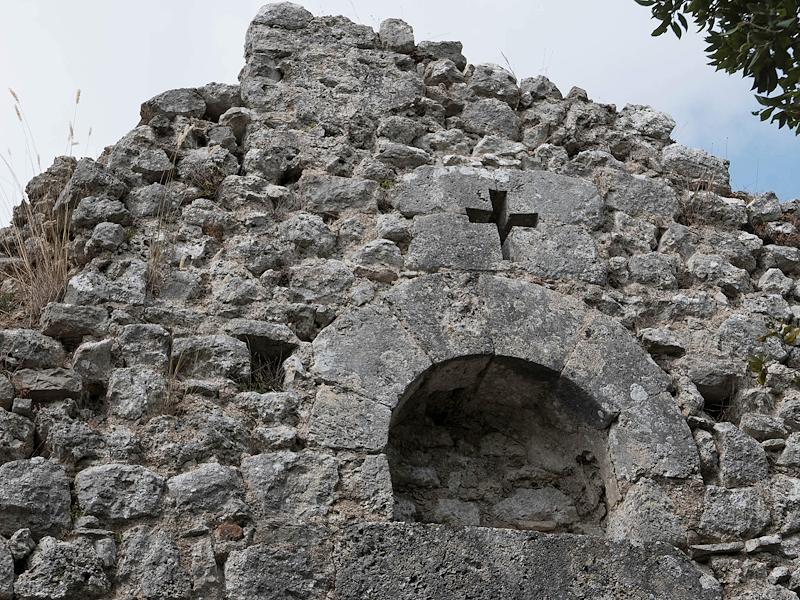 Steinbogen in den Ruinen des Portals der Kirche Santa Maria Maddalena neben dem franziskanischen Kloster von Collicello.