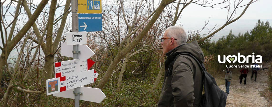 cammino di francesco assisi gruppo di pellegrini