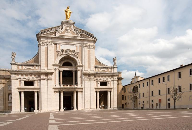 Facciata della Basilica di Santa Maria degli Angeli ad Assisi con piazza antistante e cielo nuvoloso